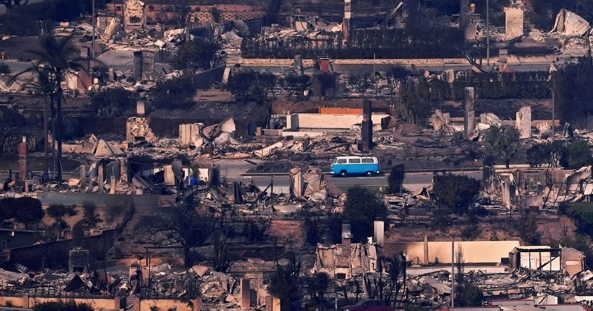 Volkswagen T2 entre las casas quemadas