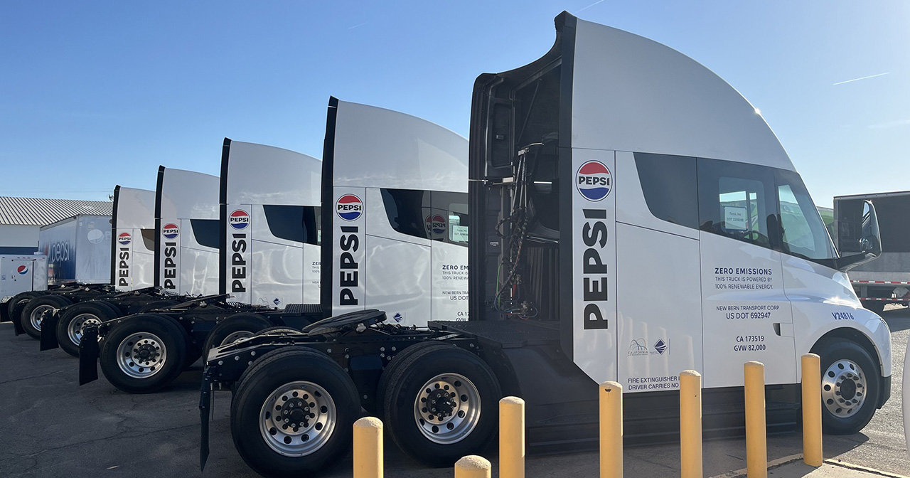 Camiones Tesla Semi en las instalaciones de distribución de PepsiCo Camiones Tesla Semi en las instalaciones de distribución de PepsiCo
