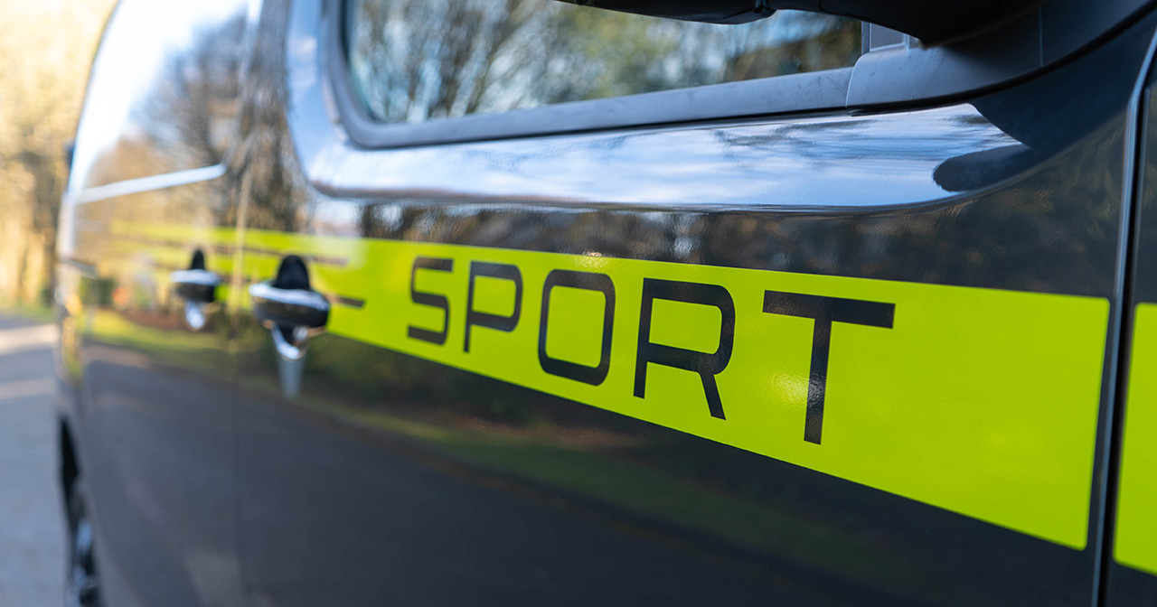 Peugeot Expert Sport con llamativos adhesivos Verde Criptonita Peugeot Expert Sport con llamativos adhesivos Verde Criptonita
