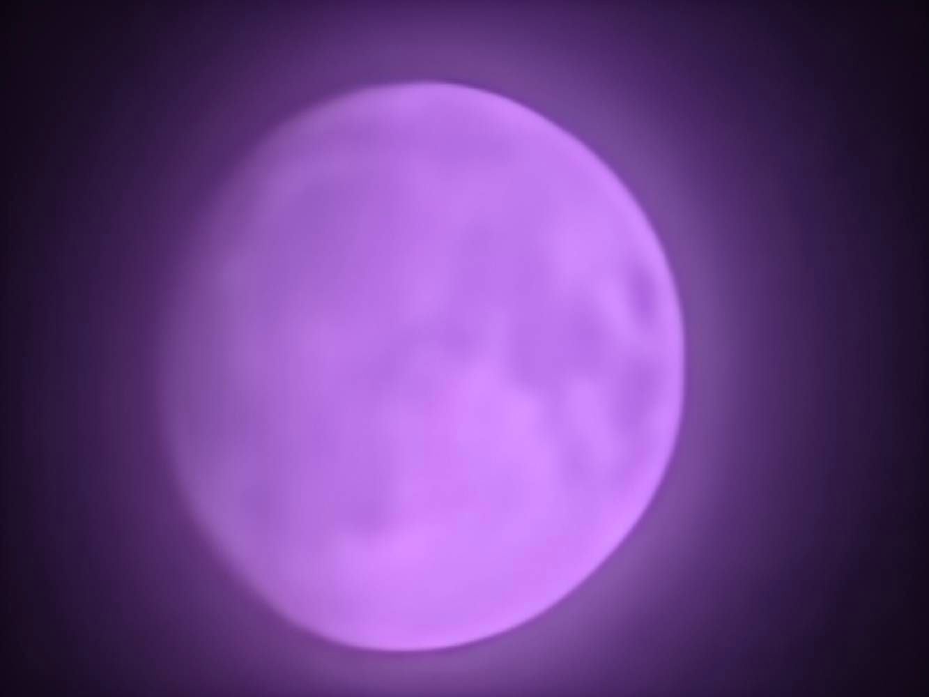 Foto de la luna violeta con zoom