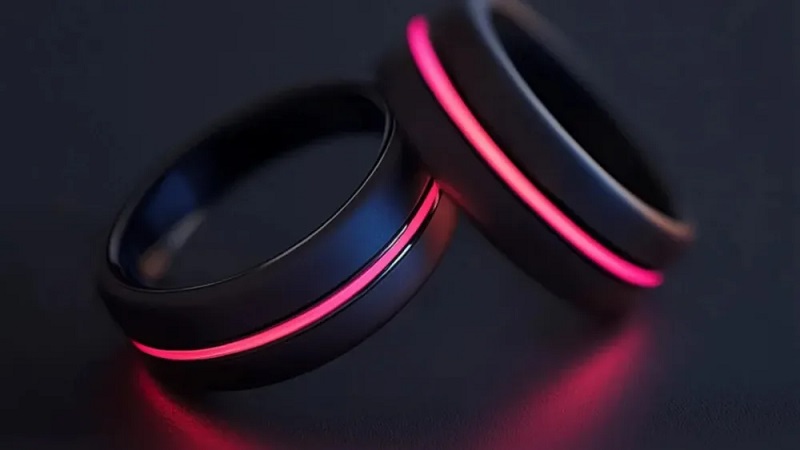 Anillo inteligente Raw Ring contra un fondo de amor