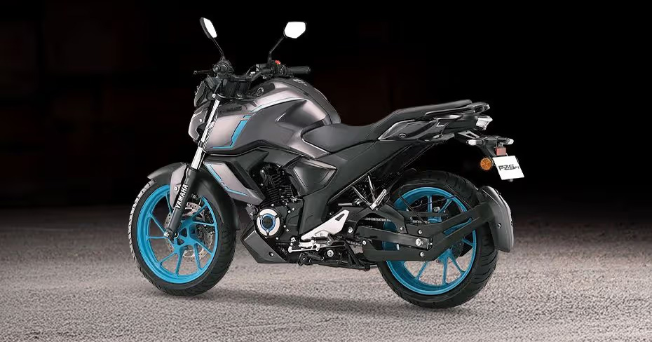 Vista trasera izquierda de la moto