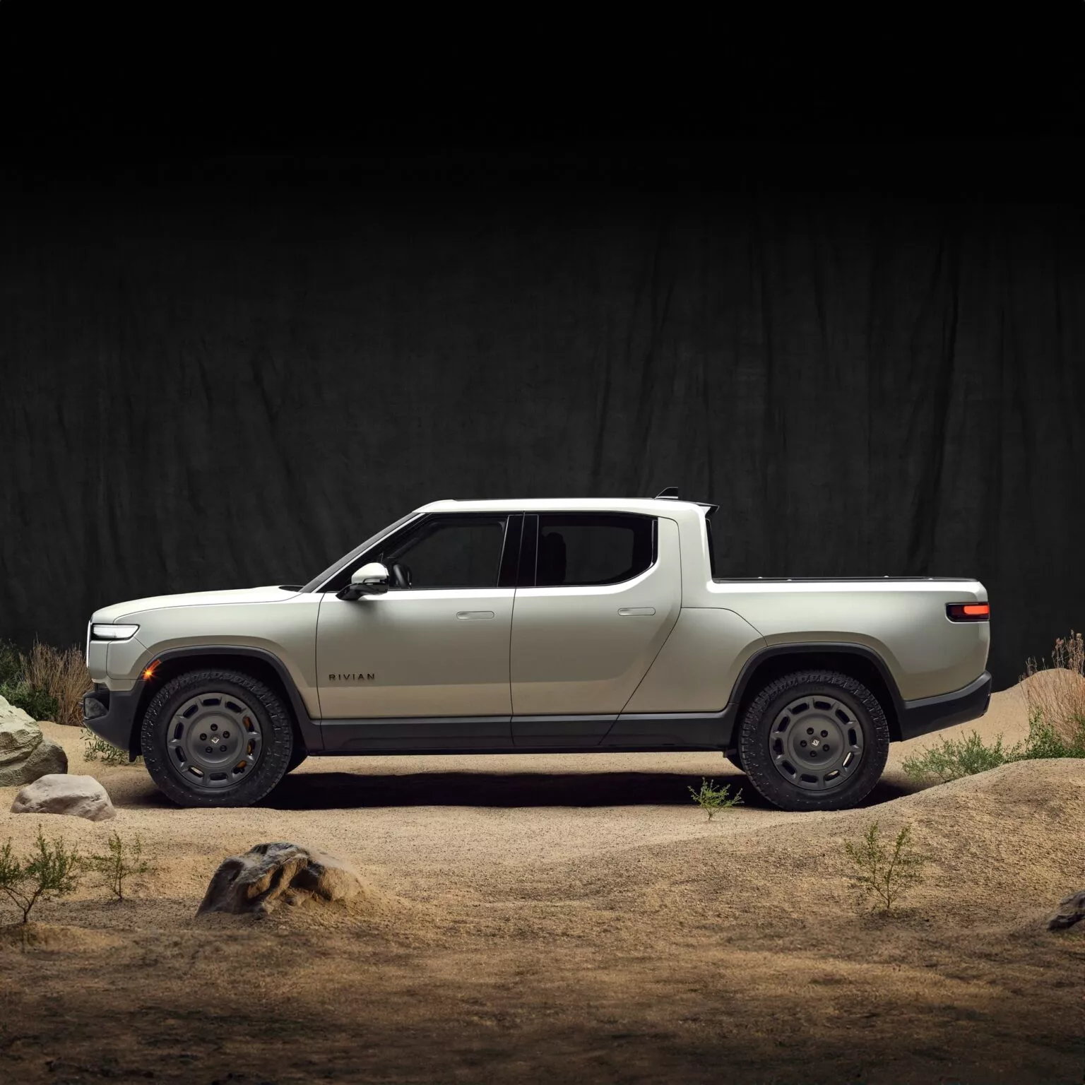 Rivian R1 Dune Edition con fondo desértico Rivian R1 Dune Edition con fondo desértico