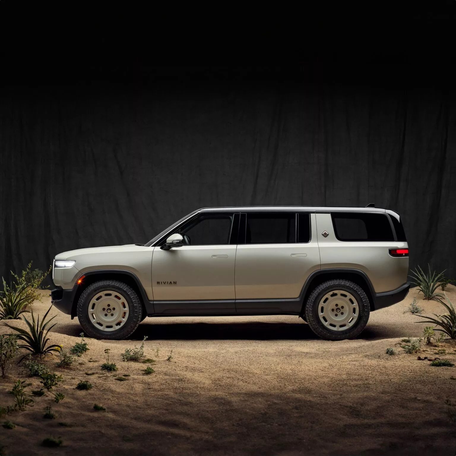Rivian R1 Dune Edition Vista frontal Rivian R1 Dune Edition Vista frontal
