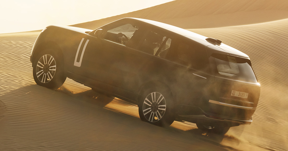 Тесты Range Rover Electric в пустыне Прототипы Range Rover Electric проходят испытания в пустынях ОАЭ при температуре выше 50 °C