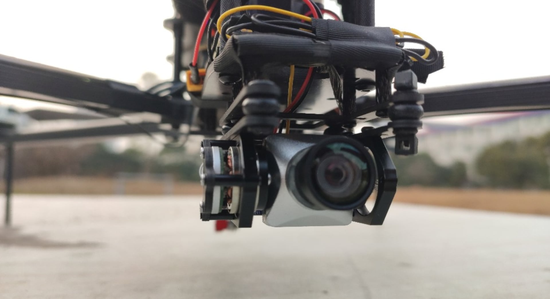 "Shmavik" en lugar del DJI Mavic. El fabricante ucraniano quiere sustituir al popular dron chino en el campo de batalla