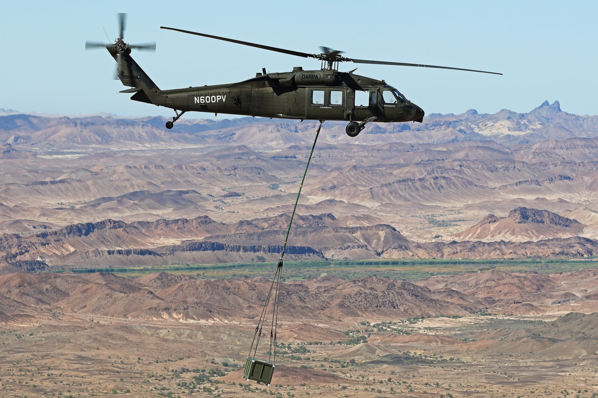 Un helicóptero no tripulado Sikorsky UH-60M Black Hawk transporta carga durante el ejercicio Convergencia 2022. Ilustración: Lockheed Martin