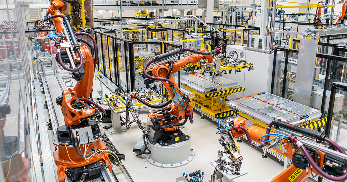 Robots en la línea de producción de baterías de alto voltaje de la planta de Škoda Auto en Mladá Boleslav. Robots en la línea de producción de baterías de alto voltaje de la planta de Škoda Auto en Mladá Boleslav.