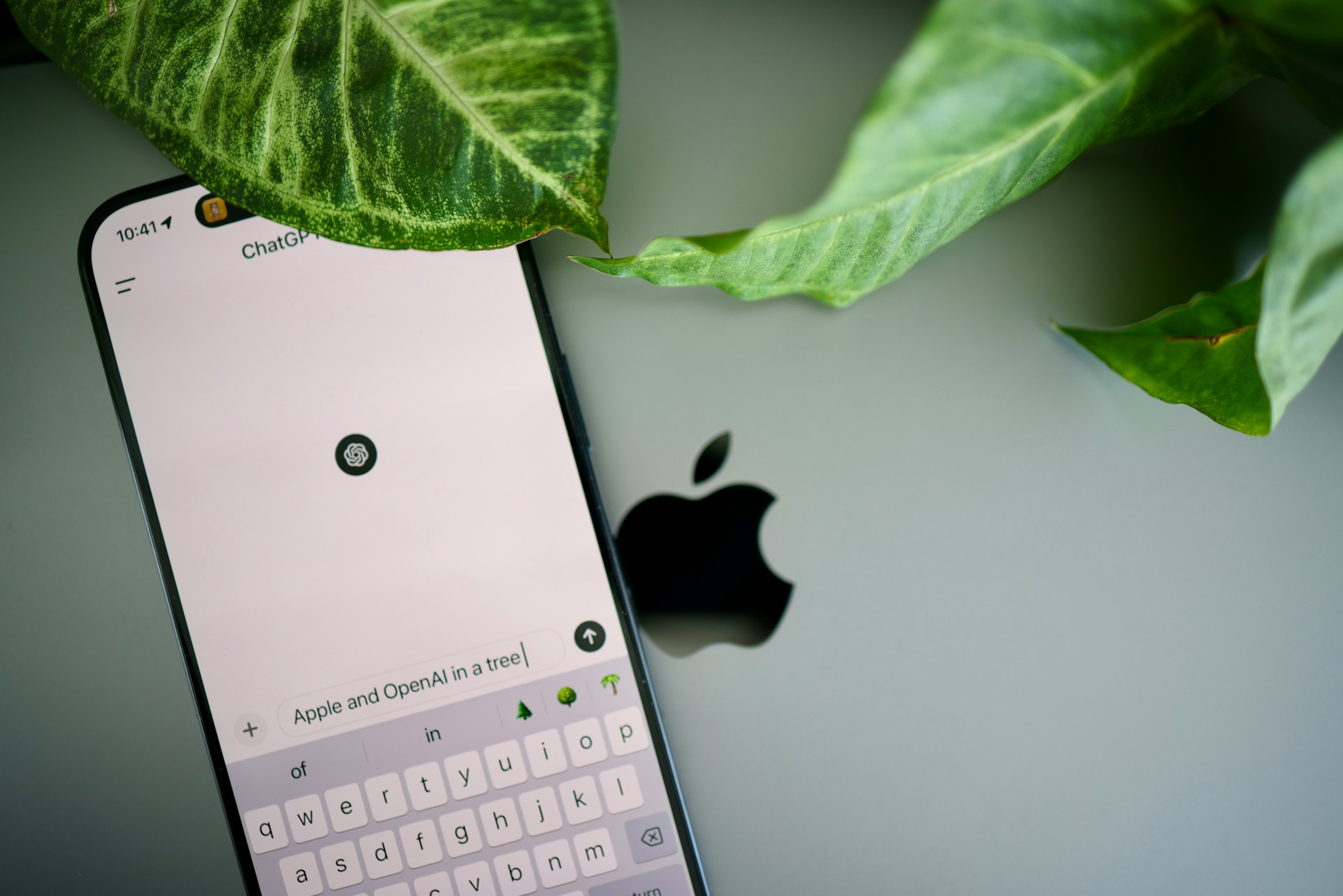 Apple y OpenAI en conversaciones para crear un chatbot para el iPhone - Bloomberg