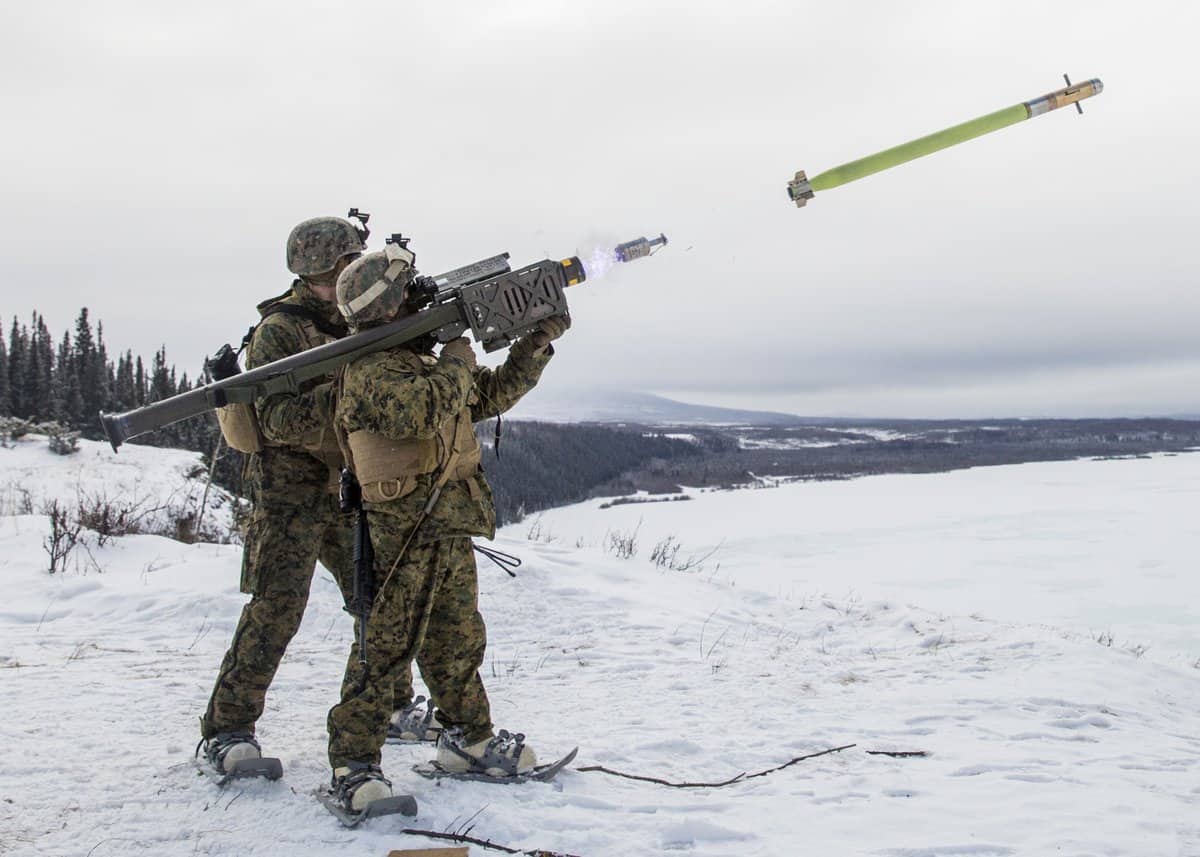 Marines estadounidenses disparan desde un sistema portátil de defensa antiaérea Stinger