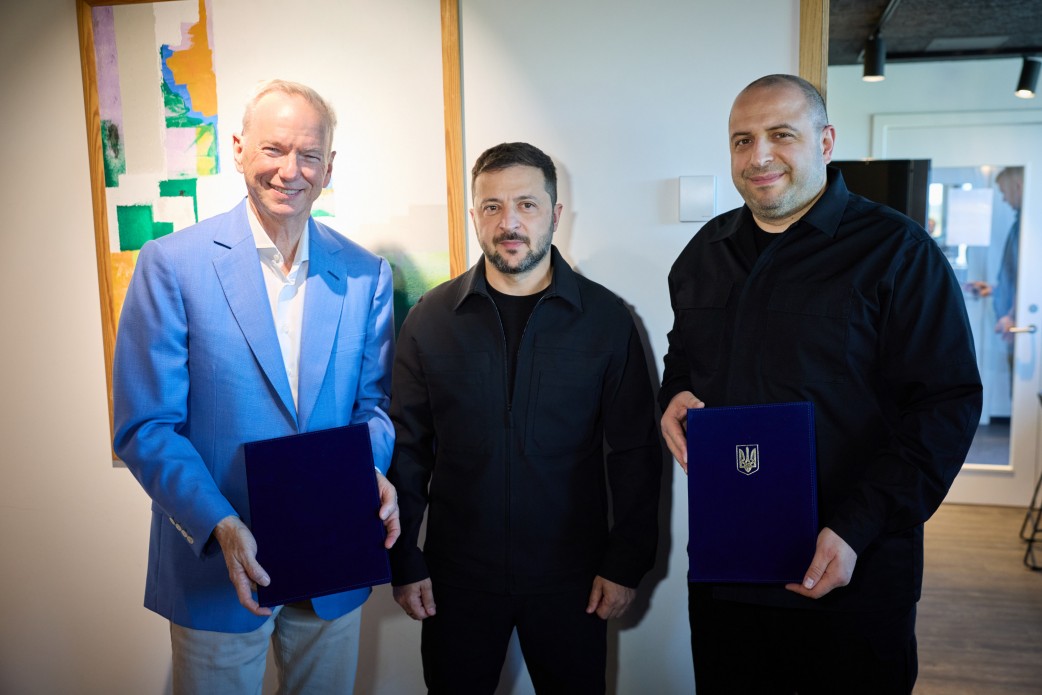 Presidente de Ucrania Volodymyr Zelenskyy, Ministro de Defensa de Ucrania Rustem Umerov y CEO de Swift Beat, LLC Eric Schmidt