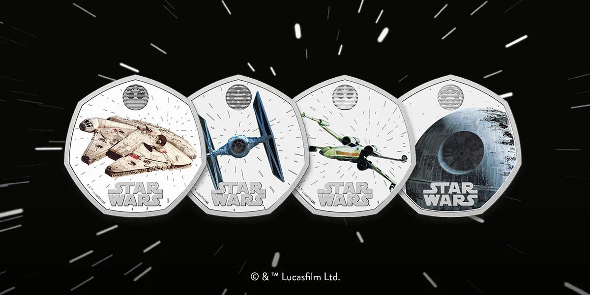 La Fábrica de la Moneda del Reino Unido ha lanzado una colección numismática con tres naves espaciales emblemáticas y la Estrella de la Muerte de La Guerra de las Galaxias. La Fábrica de la Moneda del Reino Unido ha lanzado una colección numismática con tres naves espaciales emblemáticas y la Estrella de la Muerte de La Guerra de las Galaxias.