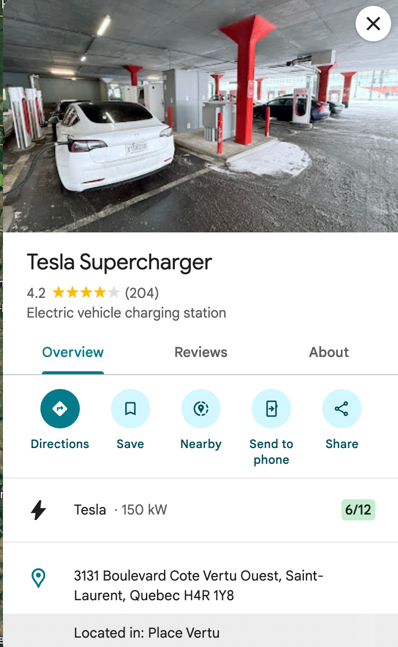 Una persona mira Google Maps con datos de Tesla Supercharger
