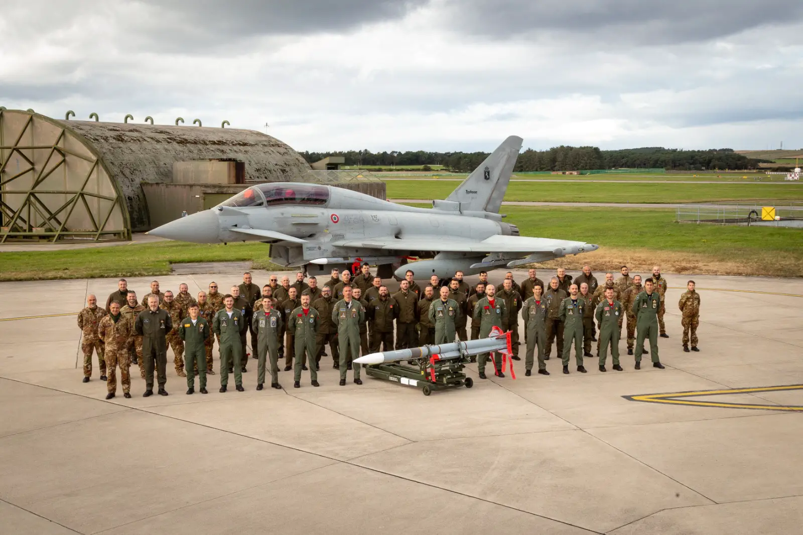 Los cazas italianos Eurofighter Typhoon han realizado los primeros lanzamientos de misiles de medio alcance Meteor BVRAAM Los cazas italianos Eurofighter Typhoon han realizado los primeros lanzamientos de misiles de medio alcance Meteor BVRAAM