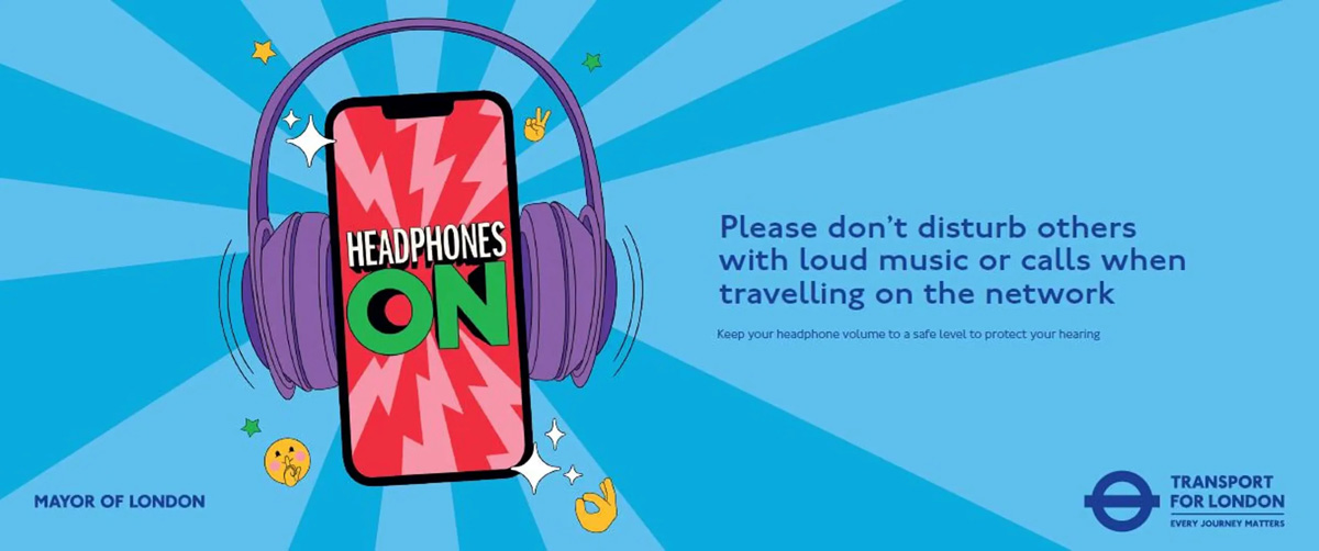Cartel sobre la importancia de usar auriculares en el transporte público