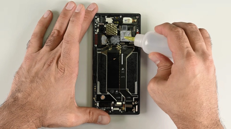 Foto del desmontaje de los componentes del Red Magic 11 Pro