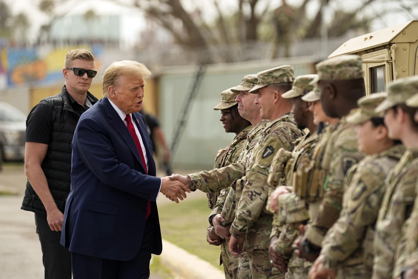 El presidente de EEUU, Donald Trump, y miembros de la Guardia Nacional