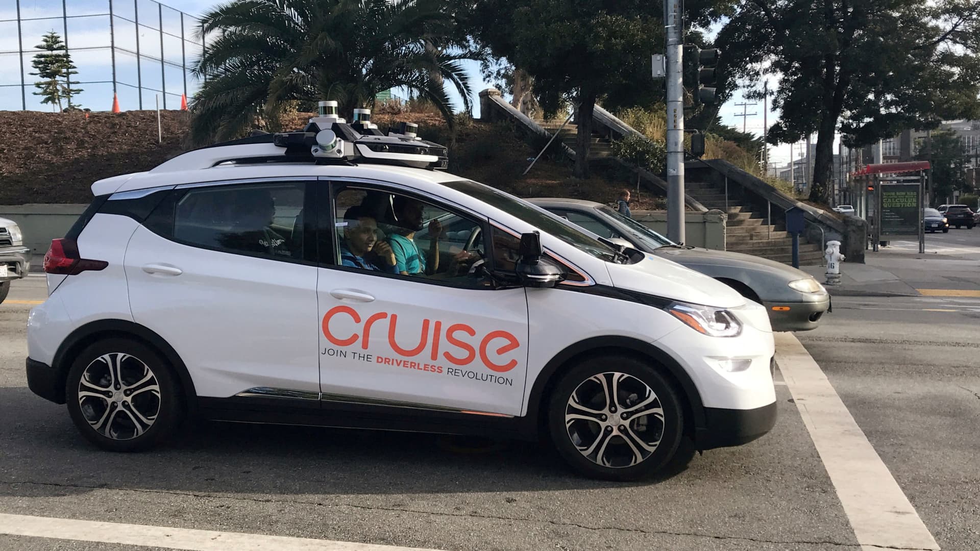 En San Francisco, un coche atropelló a un peatón y lo arrojó bajo las ruedas del coche robot Cruise