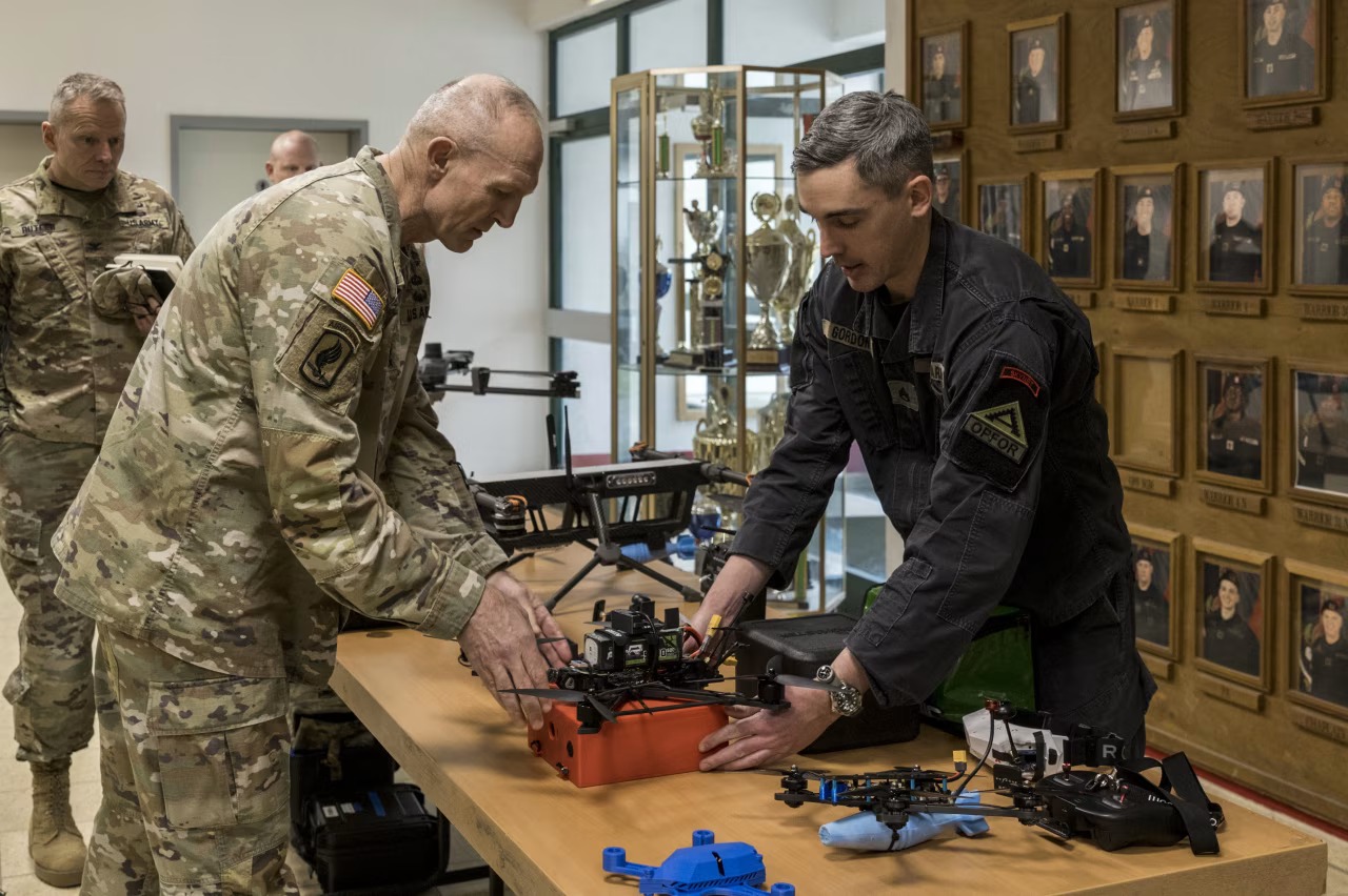 El general Randy George inspecciona un dron FPV