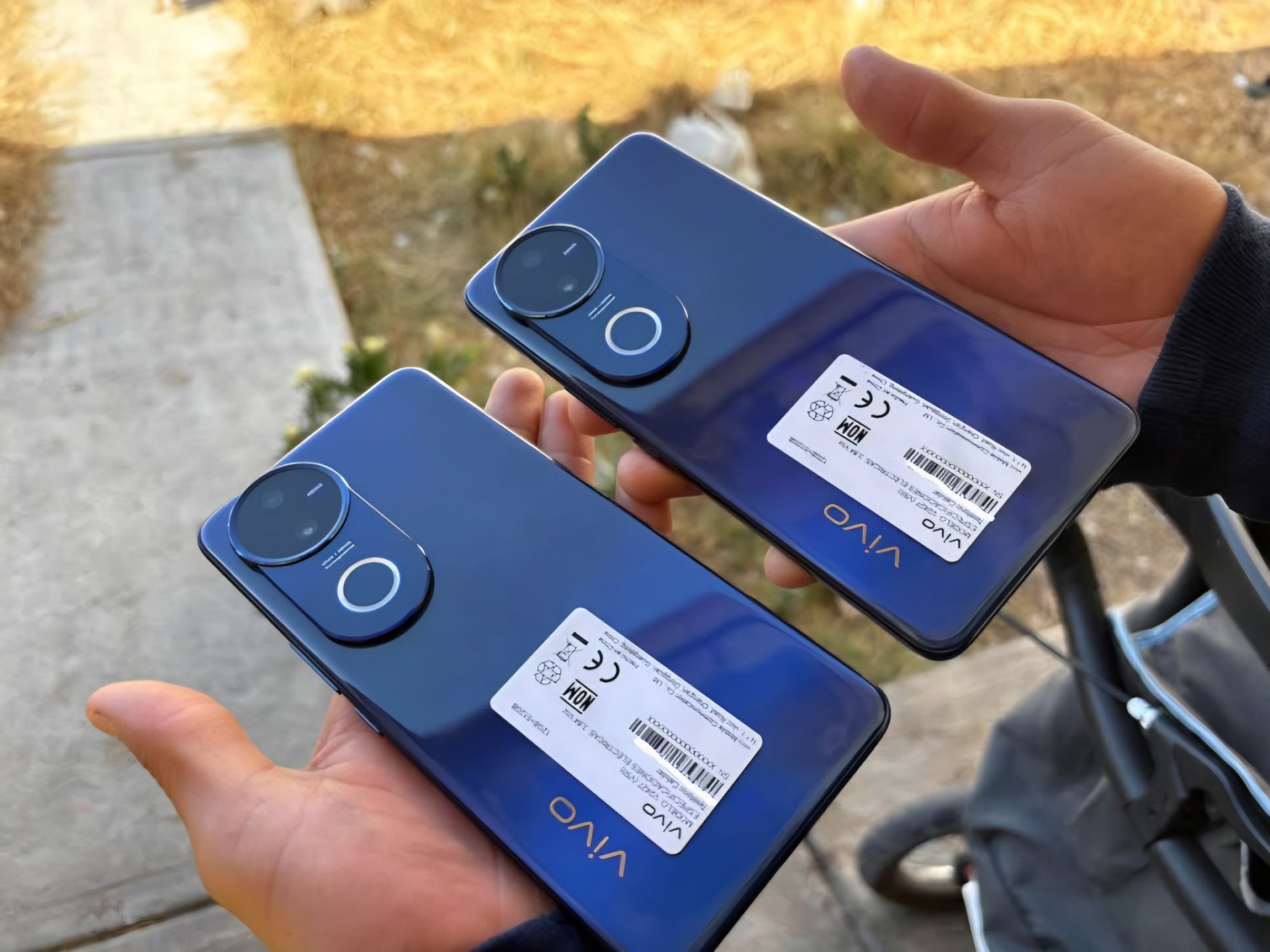 Vivo V50 en Starry Blue, Ángulo 4 Vivo V50 en Starry Blue, Ángulo 4