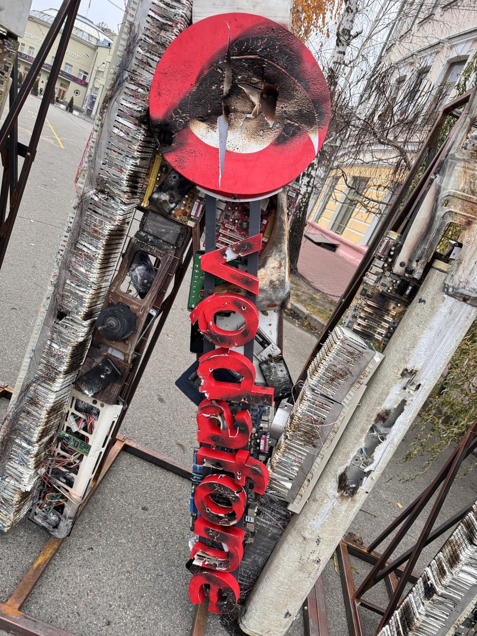 Un cartel de Vodafone quemado simboliza la destrucción durante la guerra