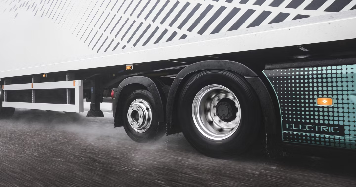 Tractor Volvo FH Aero Electric en movimiento Tractor Volvo FH Aero Electric en movimiento