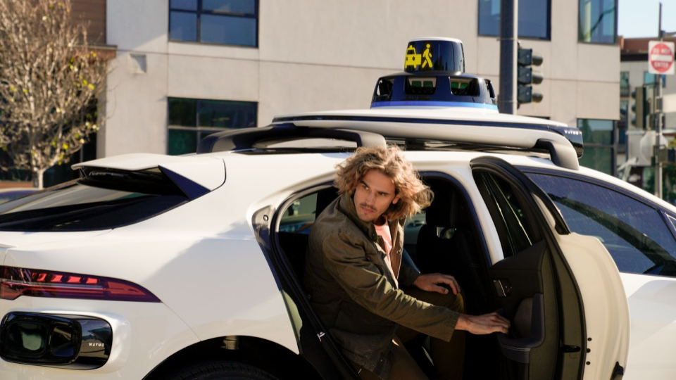 Waymo ha desarrollado un sistema de comunicación visual para coches no tripulados con humanos Waymo ha desarrollado un sistema de comunicación visual para coches no tripulados con humanos