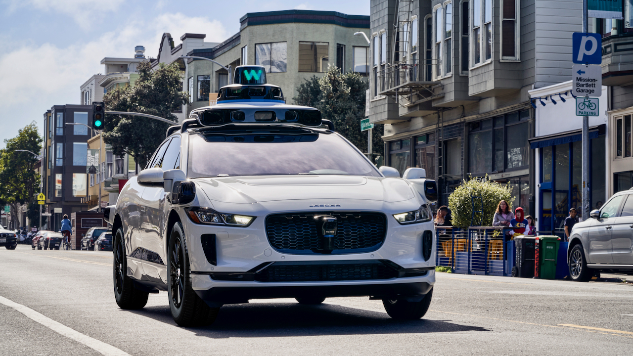 El robotaxi de Waymo se metió en el carril contrario al intentar esquivar a un grupo de monociclistas