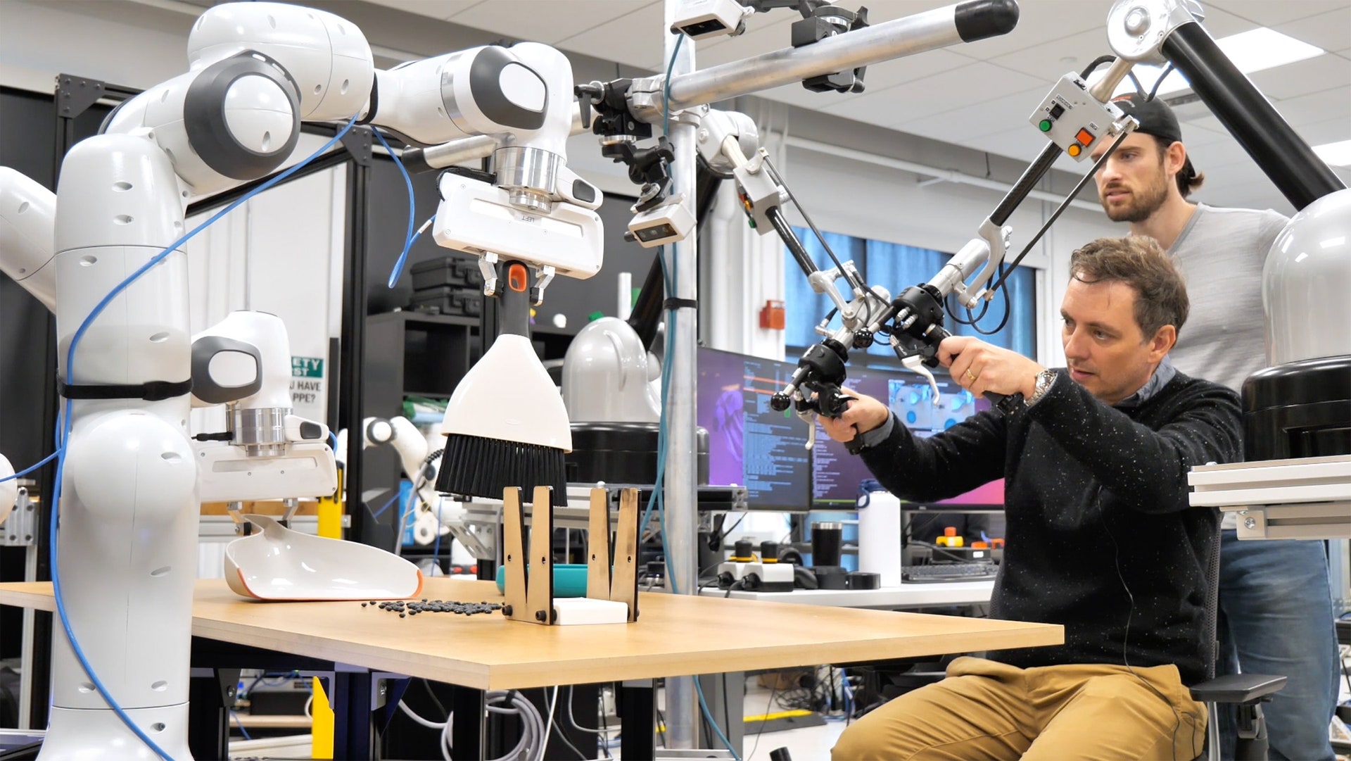 Los robots de Toyota aprenden a hacer tareas copiando las acciones de los humanos Los robots de Toyota aprenden a hacer tareas copiando las acciones de los humanos