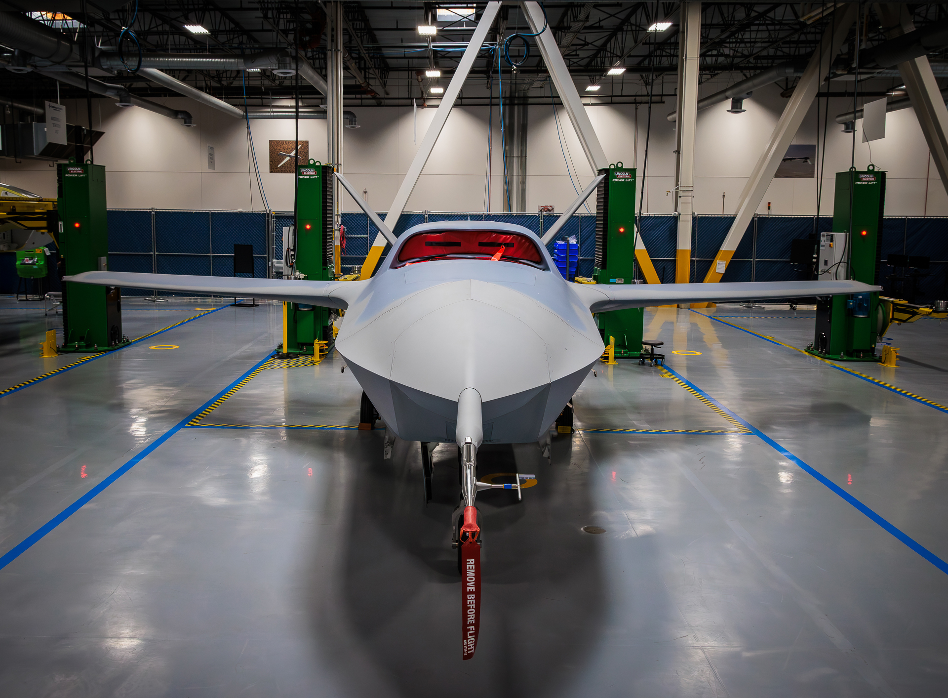 Prototipo del avión de combate no tripulado YFQ-42A. Ilustración: David Allvin