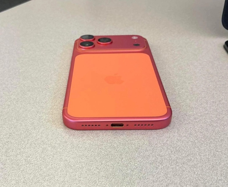 Image of iPhone 17 Pro in a box with changed color Image of iPhone 17 Pro in a box with changed color