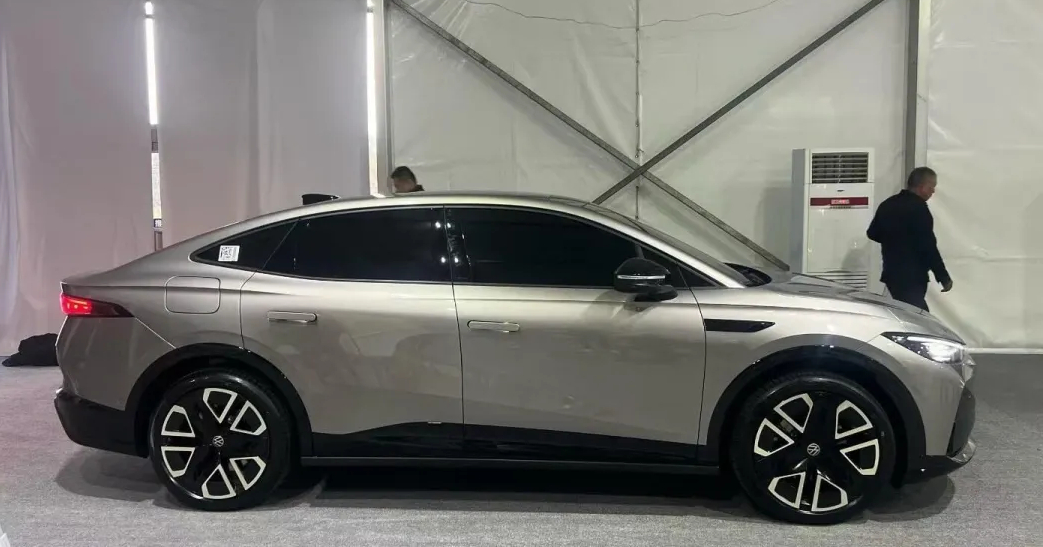 Perfil lateral del Volkswagen ID. Unyx 07