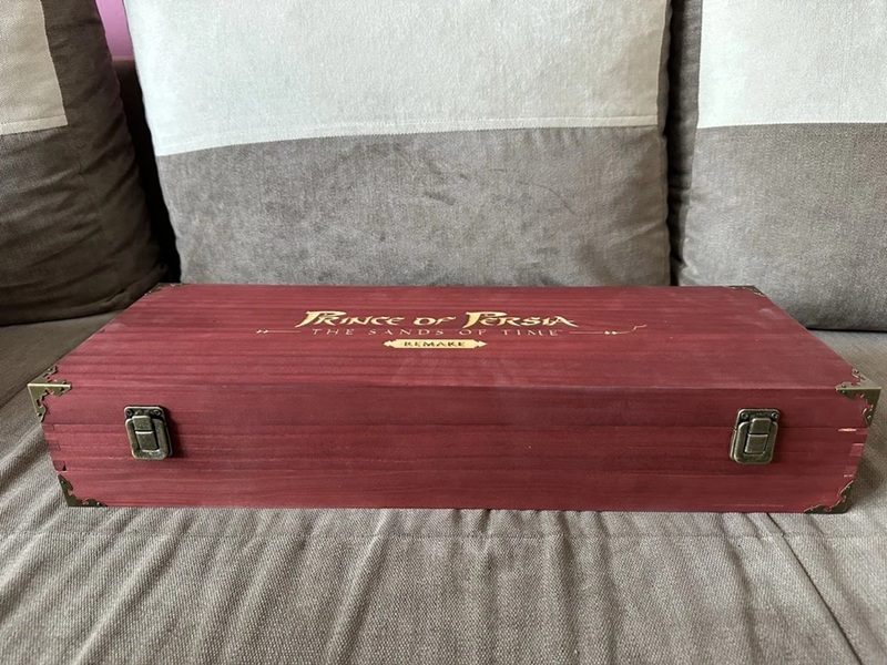 Estuche estilizado con una réplica del Daga del Tiempo