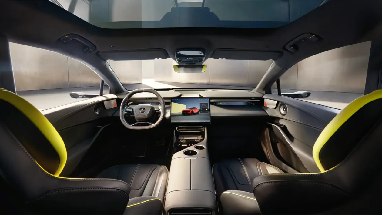 Interior del híbrido Lotus Eletre 2026