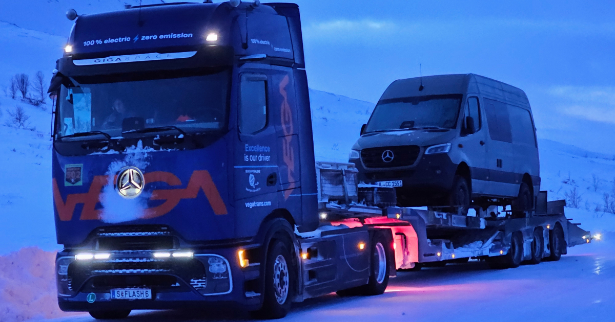 Mercedes-Benz eActros 600 con un semirremolque en la carretera