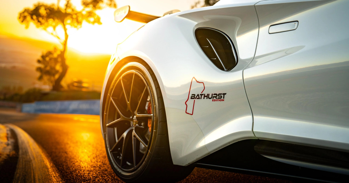 Vista Frontal del Lotus Emira Turbo Bathurst Edition