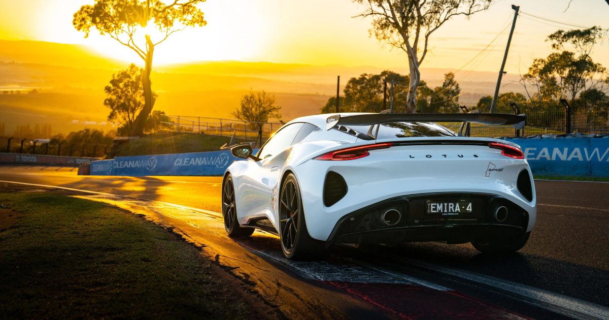 Vista Lateral del Lotus Emira Turbo Bathurst Edition