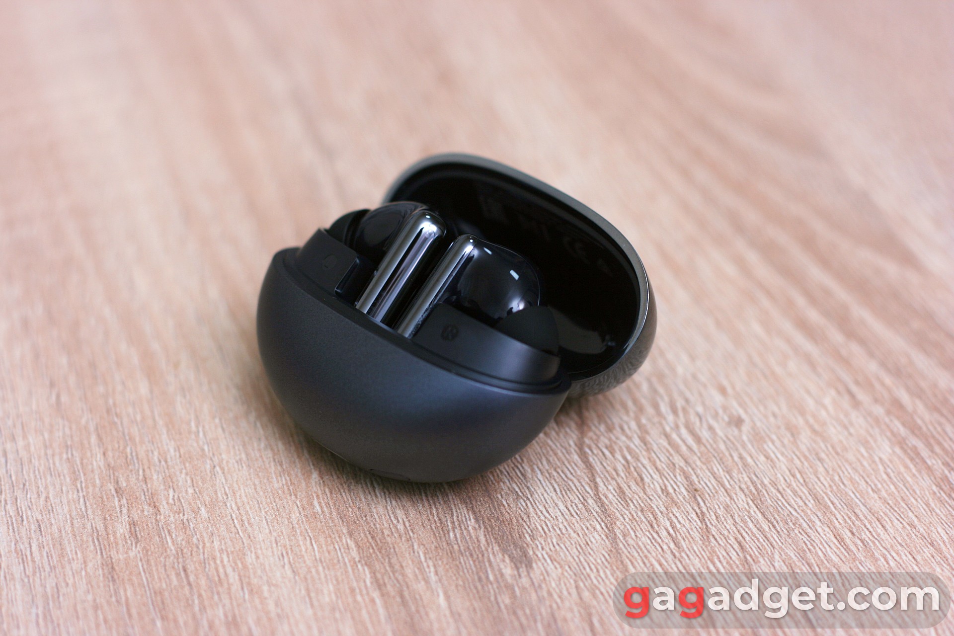 Haylou FlowBuds N55 - posición de sujeción abierta