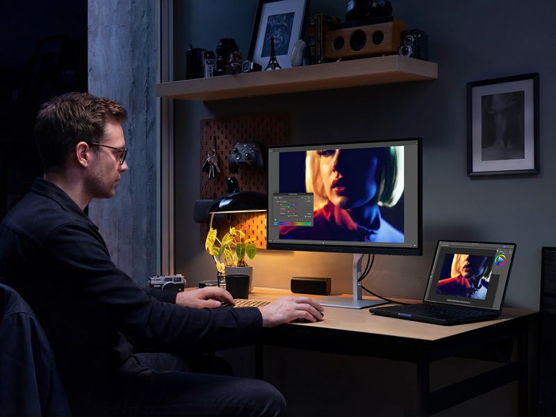 Monitor ViewSonic VP2766-2K en un escritorio