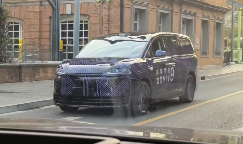 Foto de prueba del monovolumen Luxeed V9