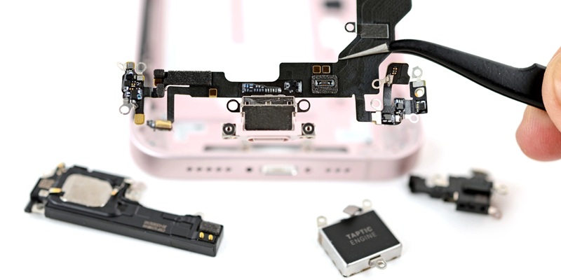 Conectando componentes del iPhone 17e