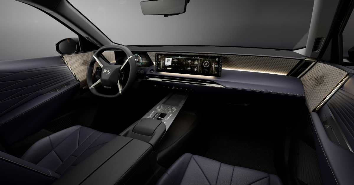 Interior del DS N°7 en estilo bizantino negro