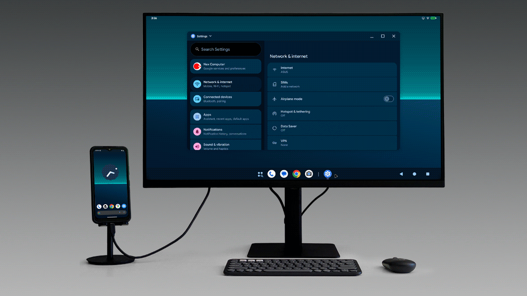 NexPhone conectado a un monitor que demuestra el modo de escritorio