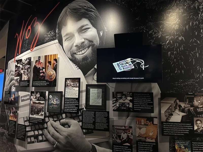 Exhibiciones de la exposición de Apple en el Museo de Tecnología y Arte Mimms