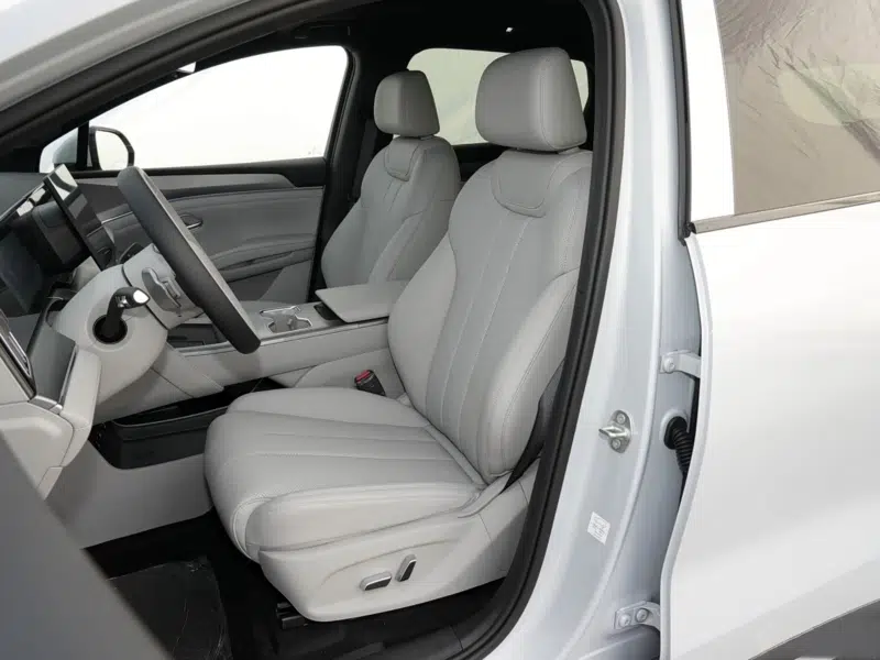 Vista interior del BYD Song Ultra EV con pantalla