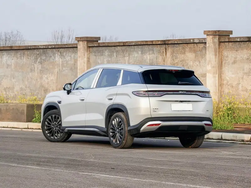 Vista frontal de la versión en serie del BYD Song Ultra EV