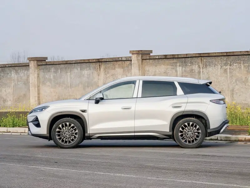 Vista lateral de la versión en serie del BYD Song Ultra EV